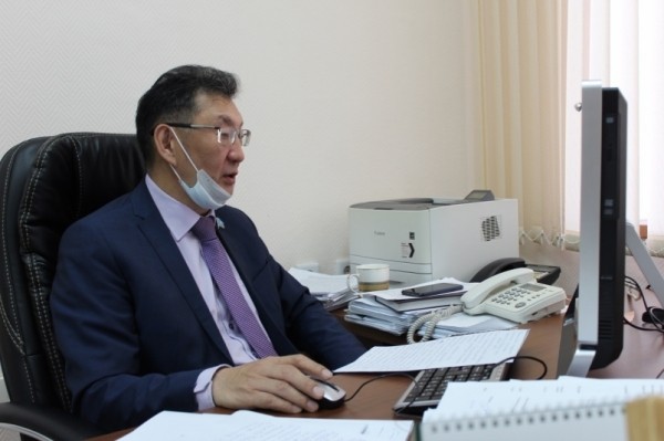 В Парламенте Якутии обсудили меры господдержки медицинских и фармацевтических работников