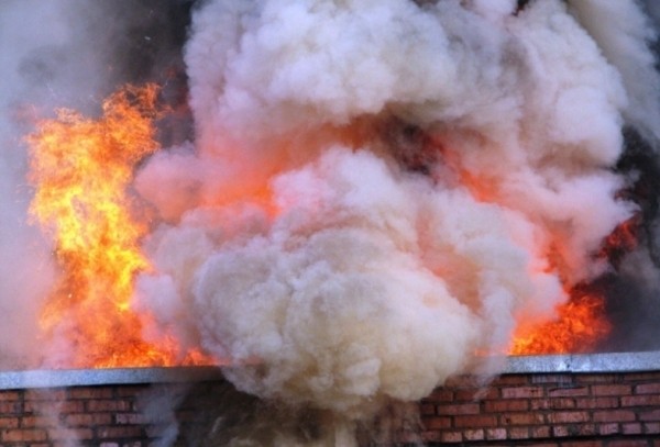 Пожарные спасли двух человек из пожара в микрорайоне Якутска