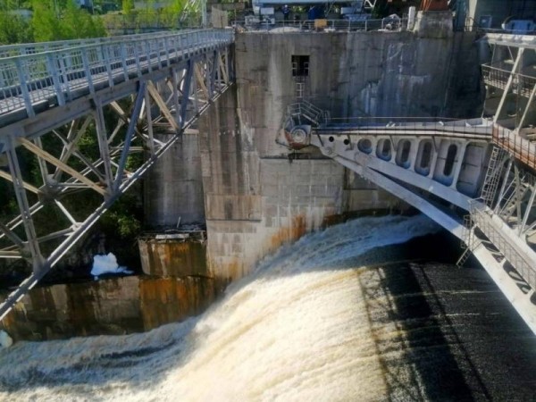 На каскаде Вилюйских ГЭС начались судоходные попуски. Фото