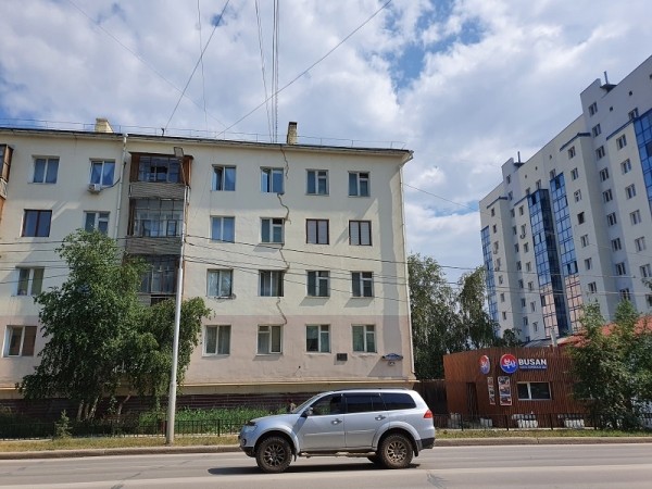 Фотофакт: 5-этажный дом в центре Якутска раскалывается?