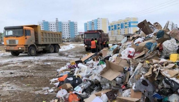 Горожан предупреждают об ответственности за складирование строительного мусора у домов 