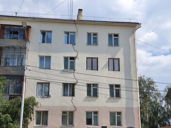 Фотофакт: 5-этажный дом в центре Якутска раскалывается?