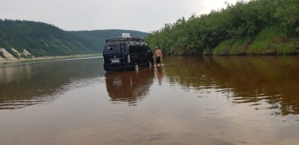 Водитель, помывший автомобиль в реке Амга, наказан
