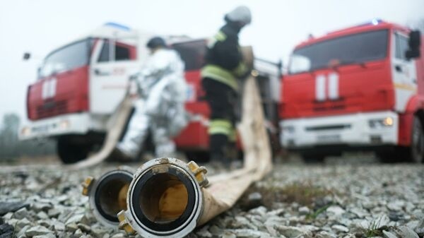 В Якутии тушат пожар, приблизившийся к нефтебазе