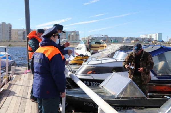 В Якутии составлено около 300 административных дел на нарушителей безопасности плавания