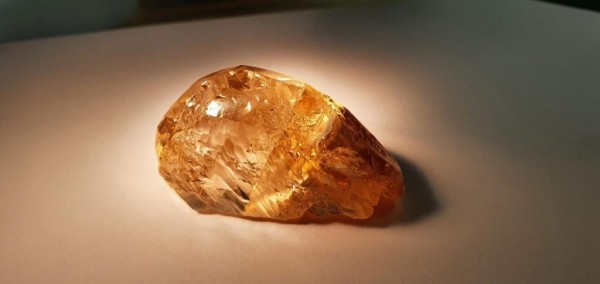 В Якутии найден гигантский цветной алмаз