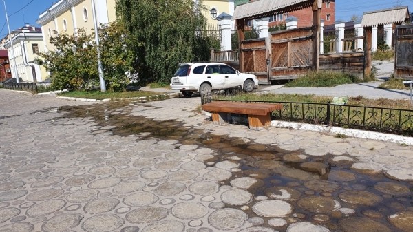Фекалии залили Старый город Якутска: туристы в шоке