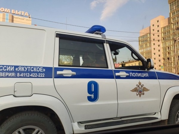 В Якутии ремонтник украл из квартиры доллары и евро