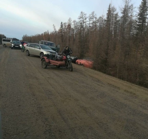 Бензовоз съехал в кювет в Сунтарском районе Якутии-розлива топлива нет