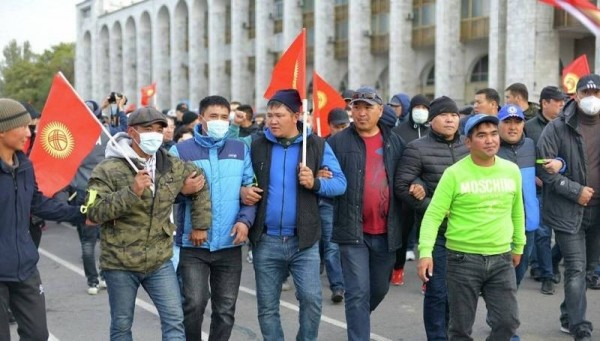 В Бишкеке ввели режим чрезвычайного положения
