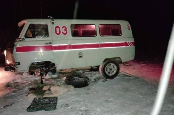 В Якутии водитель скорой помощи устроил ДТП-пострадали две пассажирки 73 и 36 лет