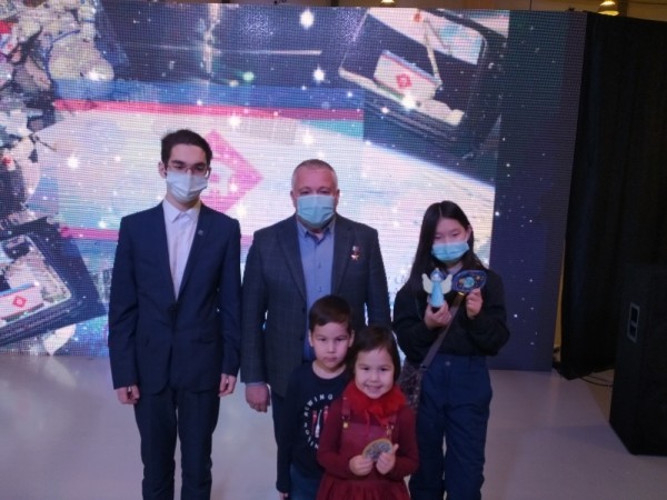 Герой-космонавт рассказал якутским детям, чем пахнет космос