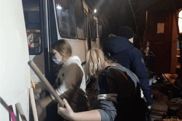 В Олекминске пострадавшие от ночного пожара автобусы чистят и ремонтируют