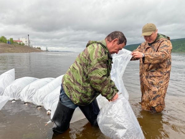 Экоцентр АЛРОСА начал ежегодную программу зарыбления рек Якутии