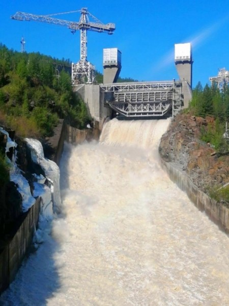 На каскаде Вилюйских ГЭС начались судоходные попуски. Фото