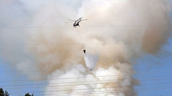 Вертолет МЧС прилетел на тушение лесного пожара в якутском поселке