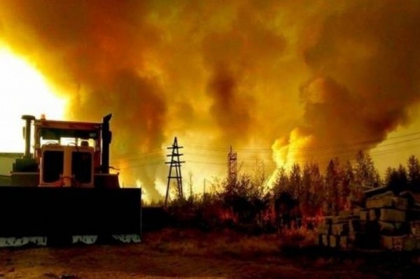 Якутяне смогли остановить лесной пожар, приближающийся к нефтебазе
