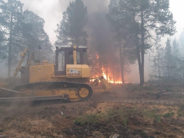 Сотрудники АО Сахатранснефтегаз активно борются со стихией лесного пожара