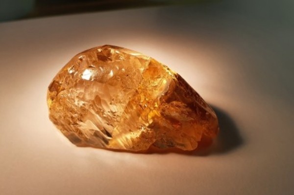 АЛРОСА добыла самый крупный цветной алмаз в России
