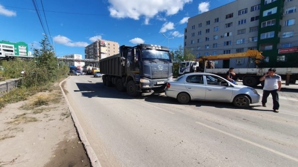 Фотофакт: Комбо-ДТП грузовиков с легковыми в Якутске