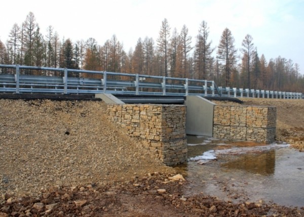 На федеральной трассе А-360 "Лена" в Якутии капитально отремонтировали мост через ручей