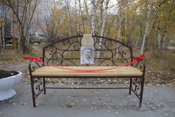 В Якутске появились именные скамьи любимым в народе певице и мелодисту