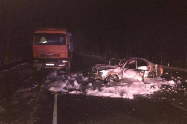 В Якутии легковушка врезалась в стоящий КамАЗ-водитель госпитализирован, иномарка сгорела