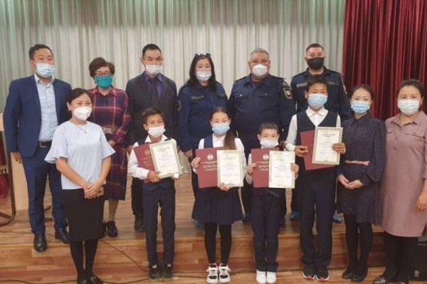 В Якутии наградили смелых школьников, спасших дом от пожара