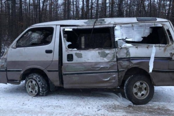 Водитель Toyota Hiace не справился с управлением в районе Якутии-пассажиры получили травмы