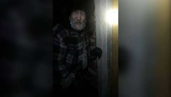«На улице минус 30 градусов, а он спит тут». В Якутии пожилой мужчина проживал в доме без отопления и электричества
