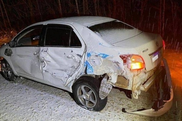 Водитель джипа пошел на обгон в Якутии и столкнулся с другой машиной-пострадали пассажирки